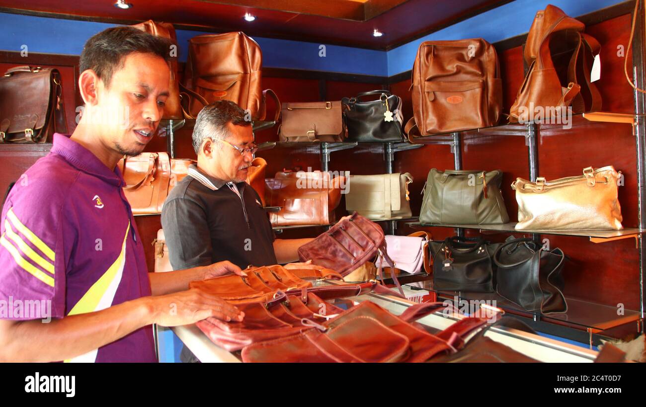 Modeprodukte aus hochwertigem Rindsleder aus der Arbeit traditioneller Handwerker in Batang, Indonesien, 27. Juni 2020 Stockfoto