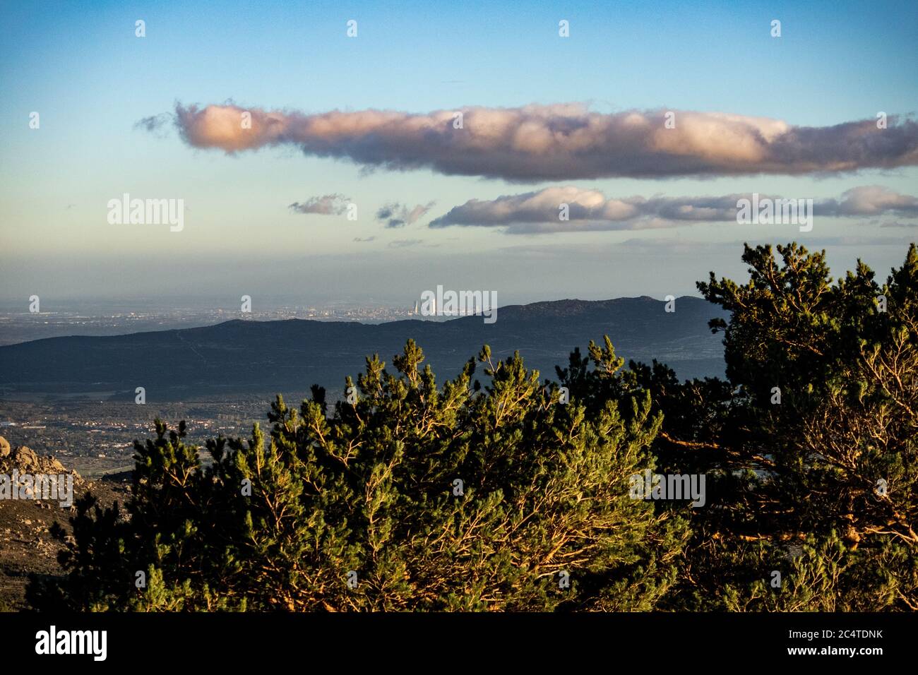 Hohe Berge, die unter dem schönen bewölkten Himmel glänzen Stockfoto