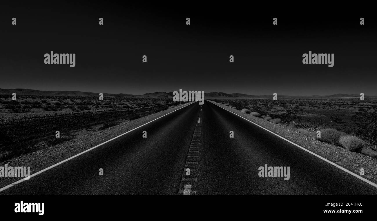 Leere Straße in der Wüste von Nevada Stockfoto