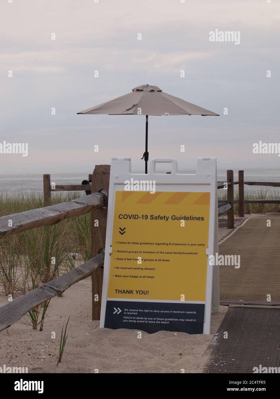 Covid-19 Sicherheitsrichtlinien am Eingang zu einem Ocean County New Jersey Strand nach Einschränkungen im Staat gelockert werden. Stockfoto