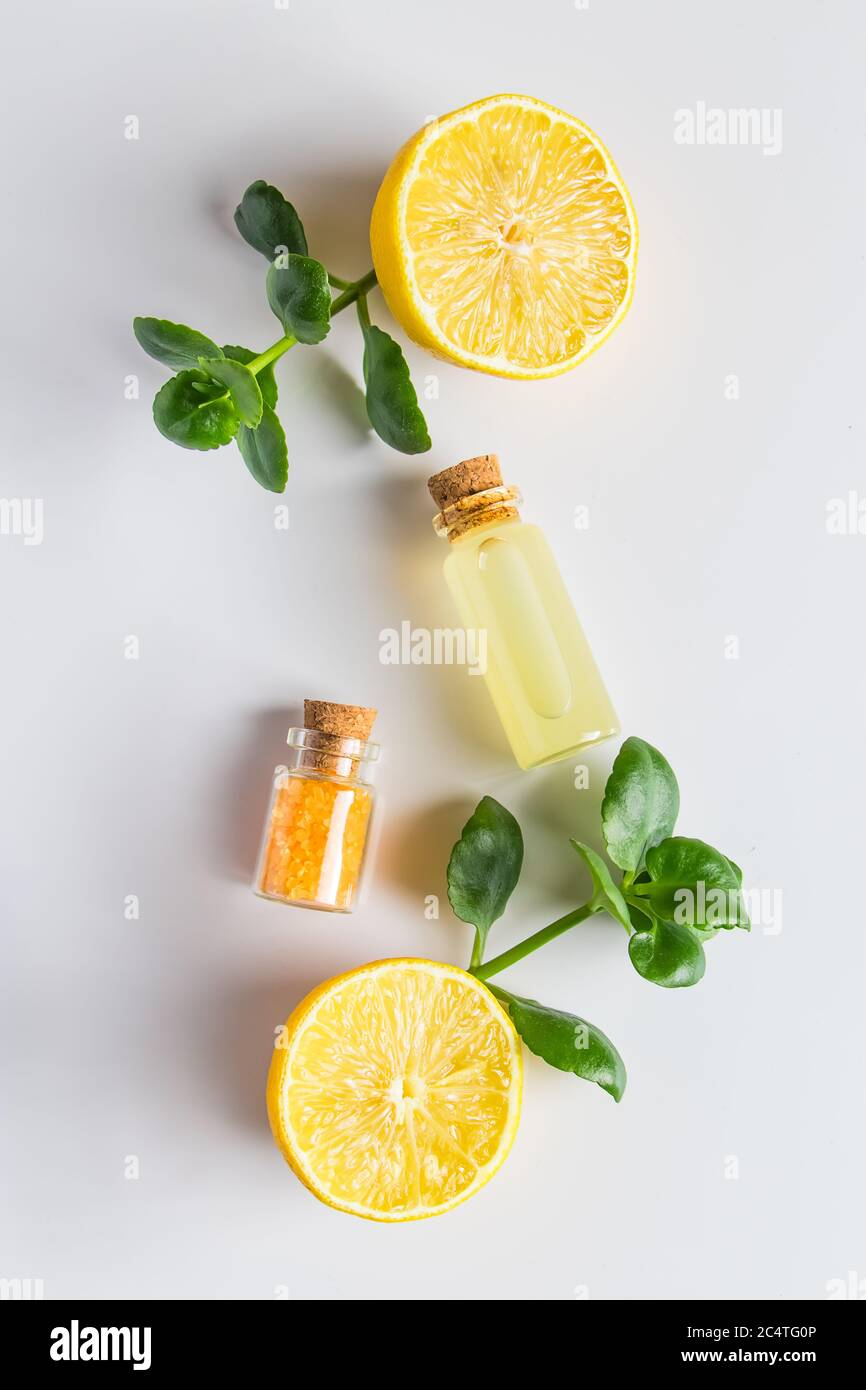 Kosmetisches Öl der Zitrone auf weißem Hintergrund. Öko-Produkt für alternative Medizin. Für Text platzieren. Stockfoto