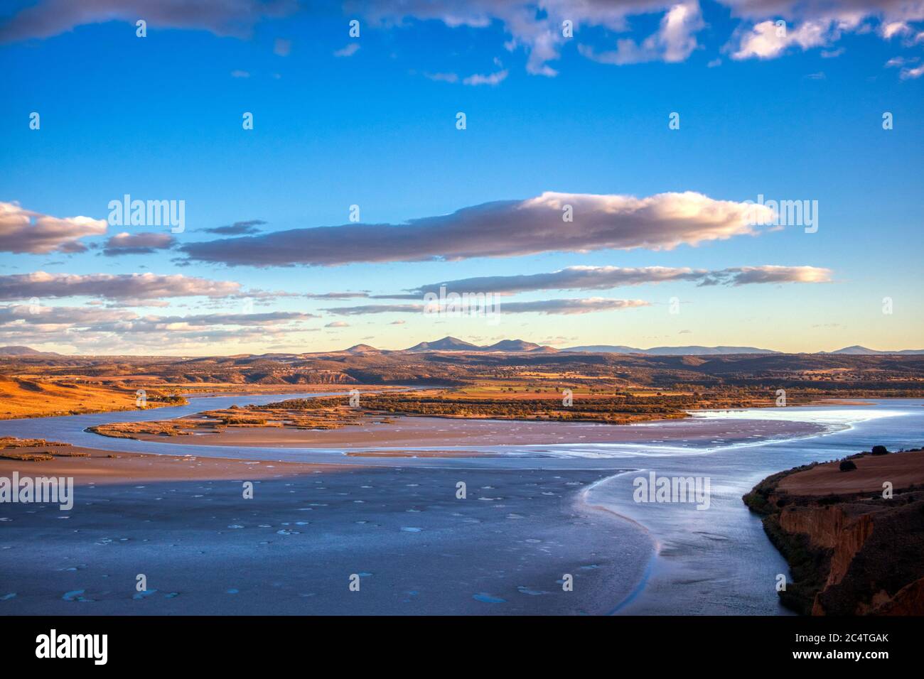 Berge, die unter dem wunderschönen blauen, wolkigen Himmel glänzen Stockfoto