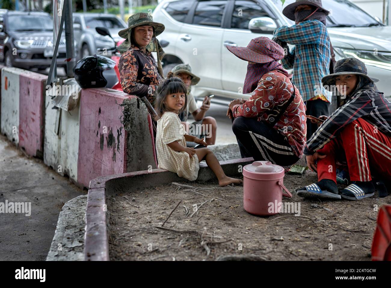 Bauarbeitergruppe, darunter ein kleines Familienmitglied. Thailand Südostasien Stockfoto