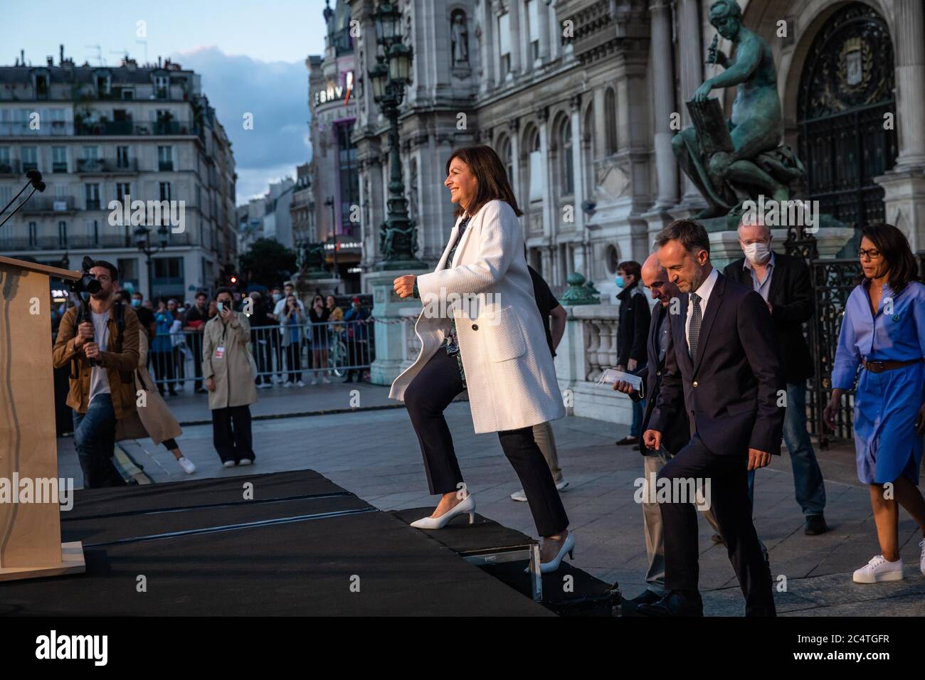 Paris, Frankreich. Juni 2020. Die amtierende Bürgermeisterin von Paris, Anne Hidalgo kommt zu einer Sitzung feiern ihren Sieg bei der zweiten Runde der französischen Kommunalwahlen in Paris, Frankreich, 28. Juni 2020. Die Abstimmung fand zuvor für März 22 geplant statt, nachdem die Regierung Mitte Mai einen schrittweisen Ausstieg aus den monatelangen Beschränkungen als Reaktion auf die Ausbreitung von COVID-19 begonnen hatte. Quelle: Aurelien Morissard/Xinhua/Alamy Live News Stockfoto