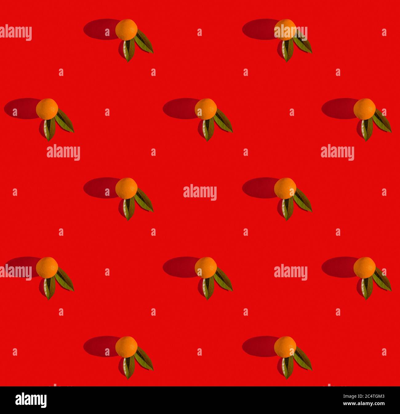 Orangen Früchte und Blätter auf rotem Hintergrund kreative quadratische Muster, flach legen Stockfoto