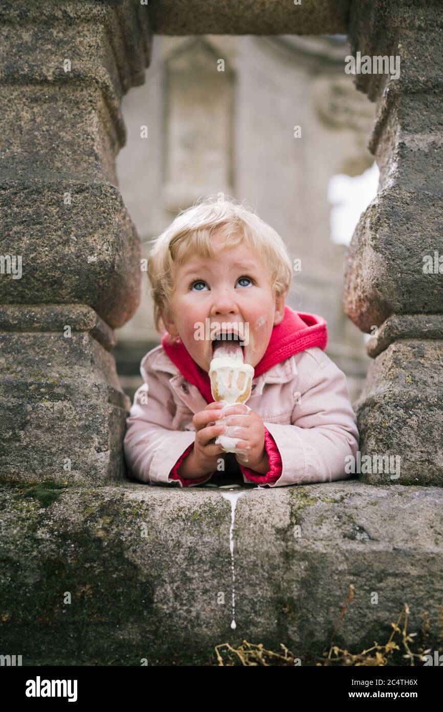 Portrait von kleinen Mädchen mit Eis Stockfoto