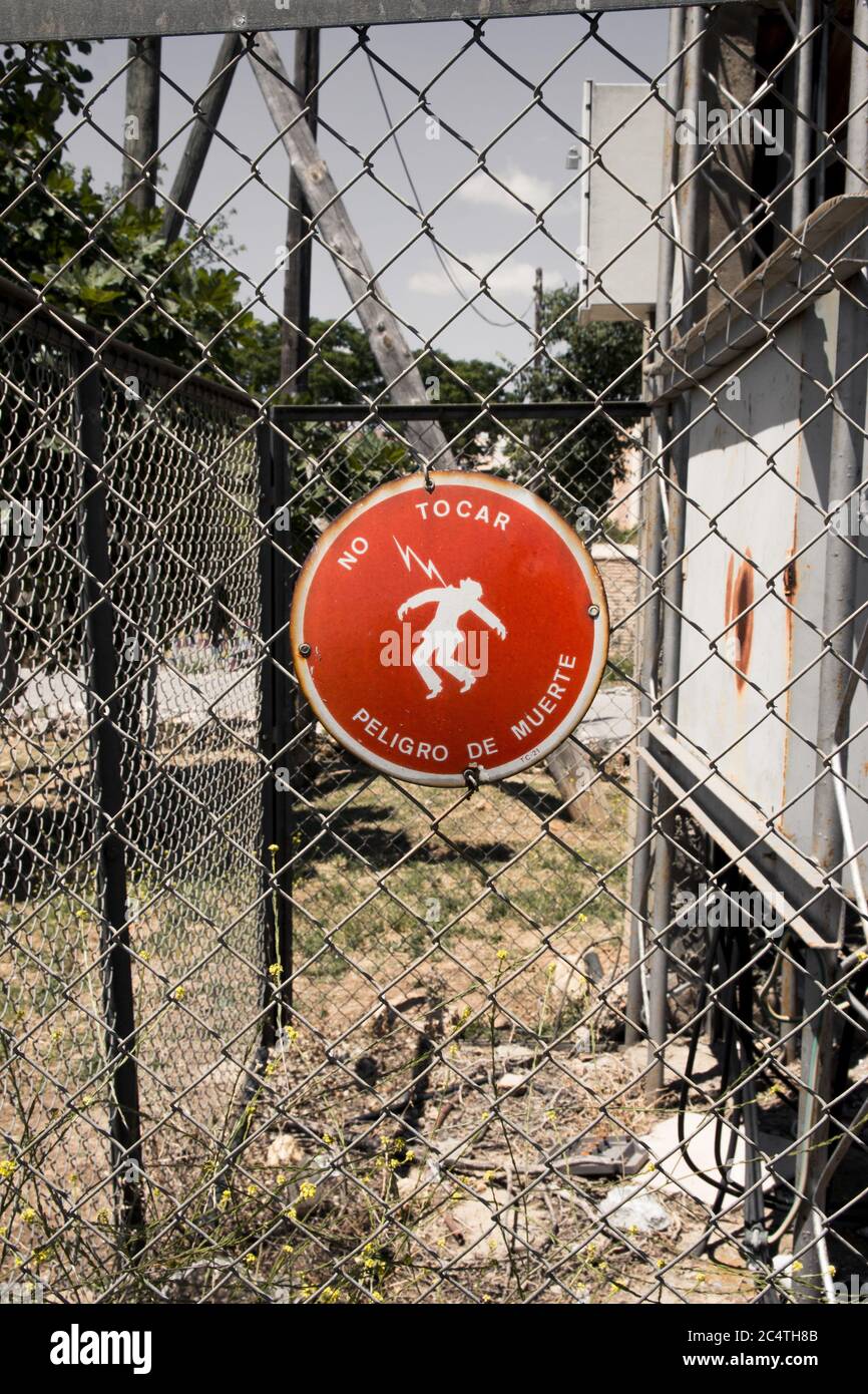 Schild auf dem Zaun in Spanisch Warnung Menschen von hoch Elektrische  Spannung Stockfotografie - Alamy