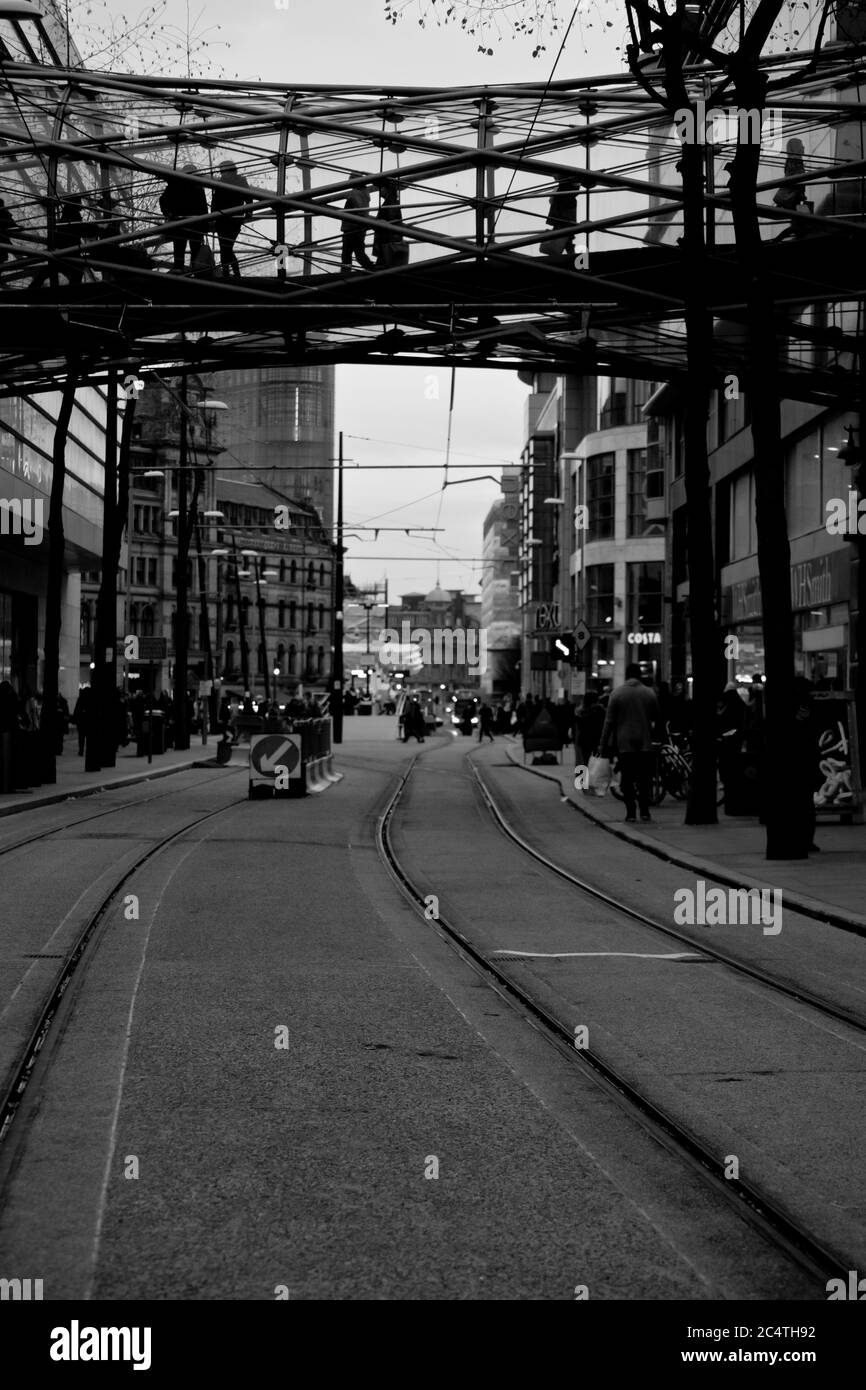 Architektur, Gebäude, Fußgängerbrücke über die Straße, Manchester, England, Großbritannien, neue Straßenbahnschienen, Arndale Centre Stockfoto