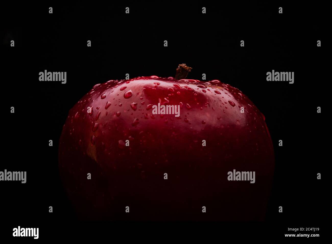 Dunkles Nahaufnahme Bild von Apfel mit Wassertropfen Stockfoto
