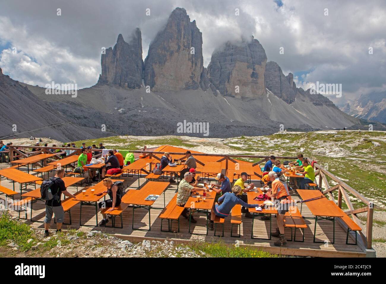 Tische im Rifugio Locatelli (Dreizinnenhutte) mit Blick auf die Tre Cime di Lavaredo Stockfoto