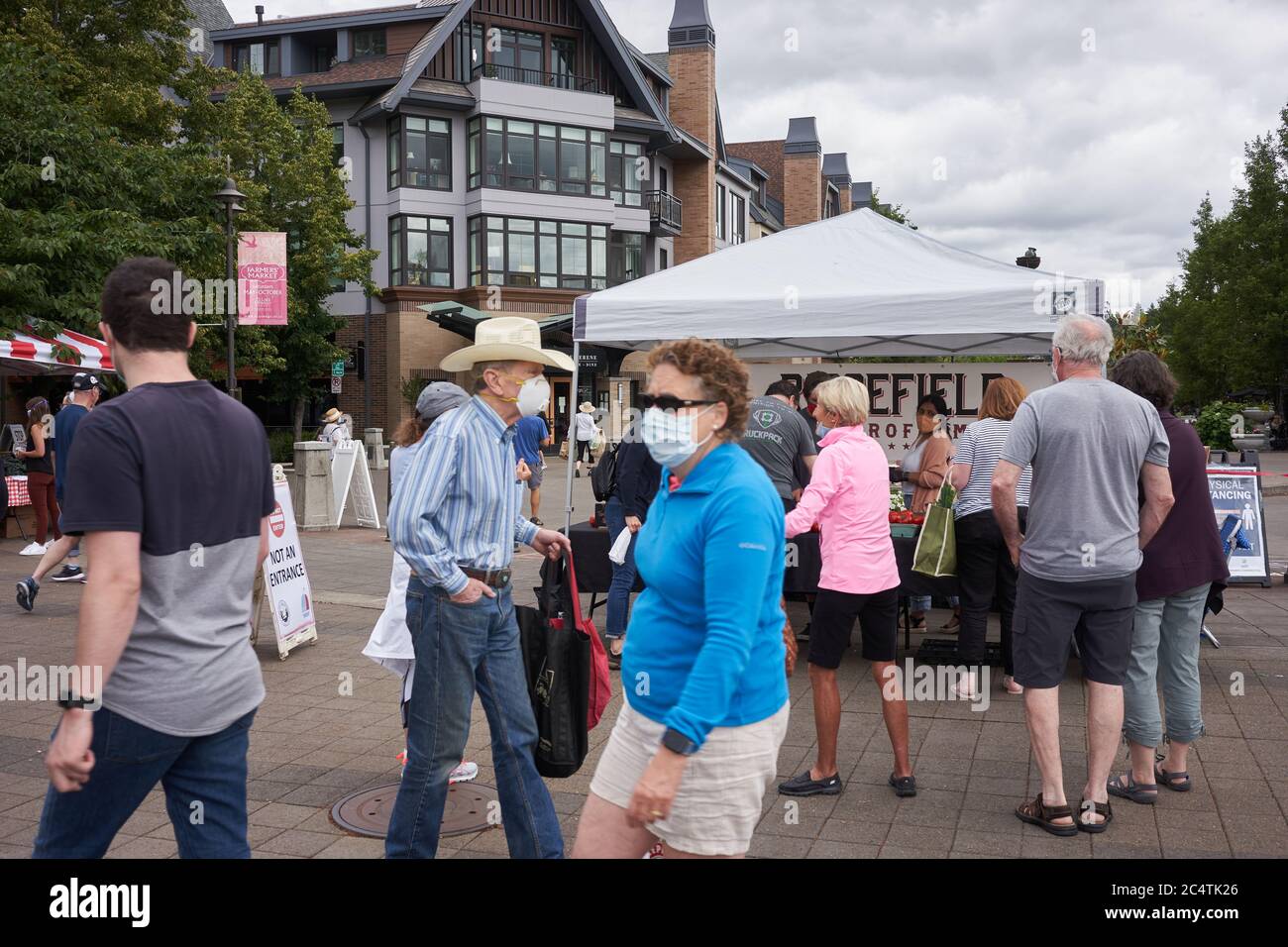 Händler und Einkäufer auf dem Saturday Farmers Market in Lake Oswego, Oregon, am 27. Juni 2020 während der Coronavirus-Pandemie. Stockfoto