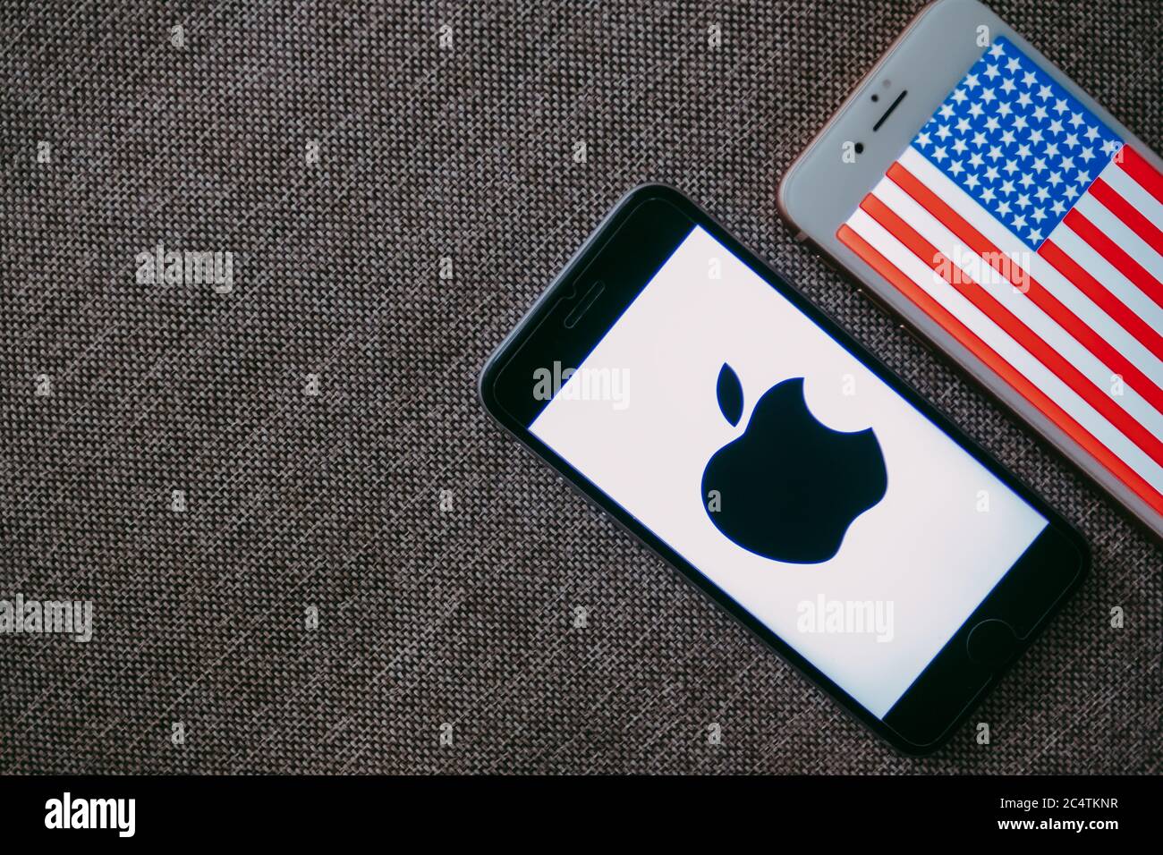 Apple-Logo und USA-Flagge auf dem Bildschirm iphone. Stockfoto