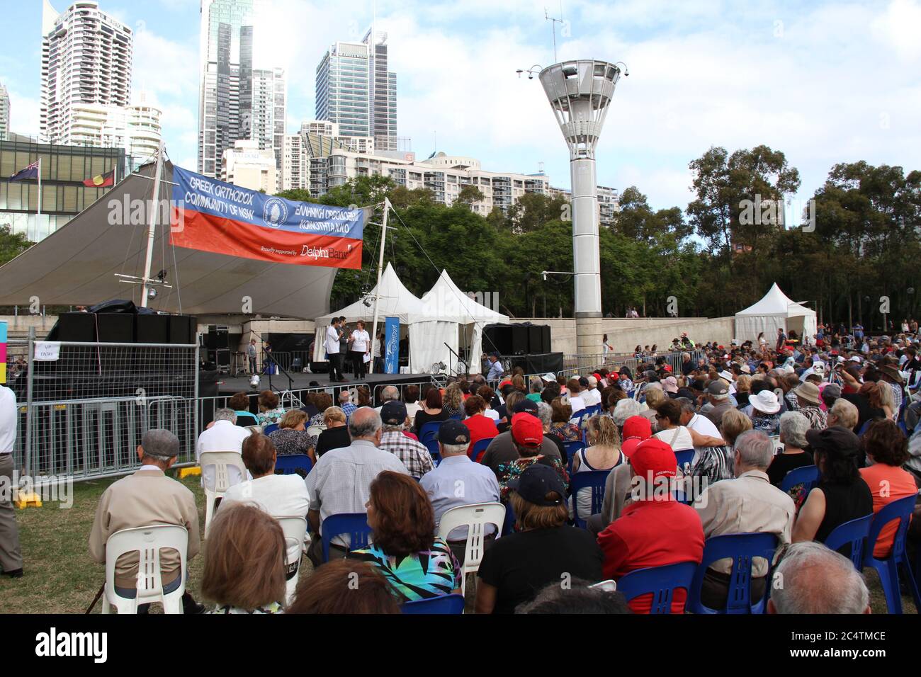 Stavros Kyrimis Generalkonsulat von Griechenland Sydney wird auf der Hauptbühne beim 32. Griechischen Festival von Sydney im Tumbalong Park, Darling Ha, interviewt Stockfoto