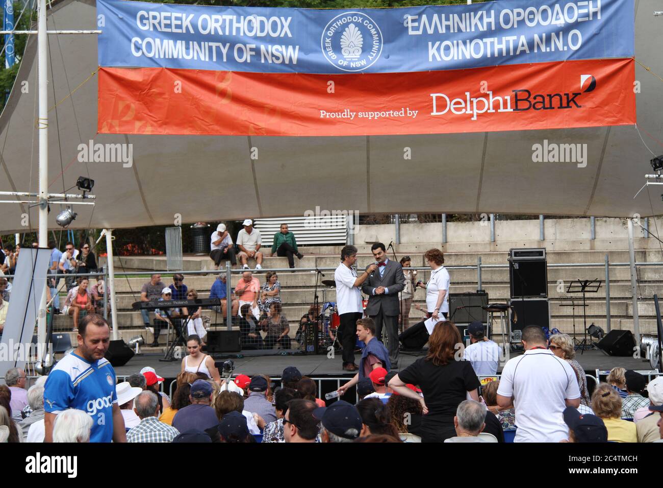 Stavros Kyrimis Generalkonsulat von Griechenland Sydney wird auf der Hauptbühne beim 32. Griechischen Festival von Sydney im Tumbalong Park, Darling Ha, interviewt Stockfoto