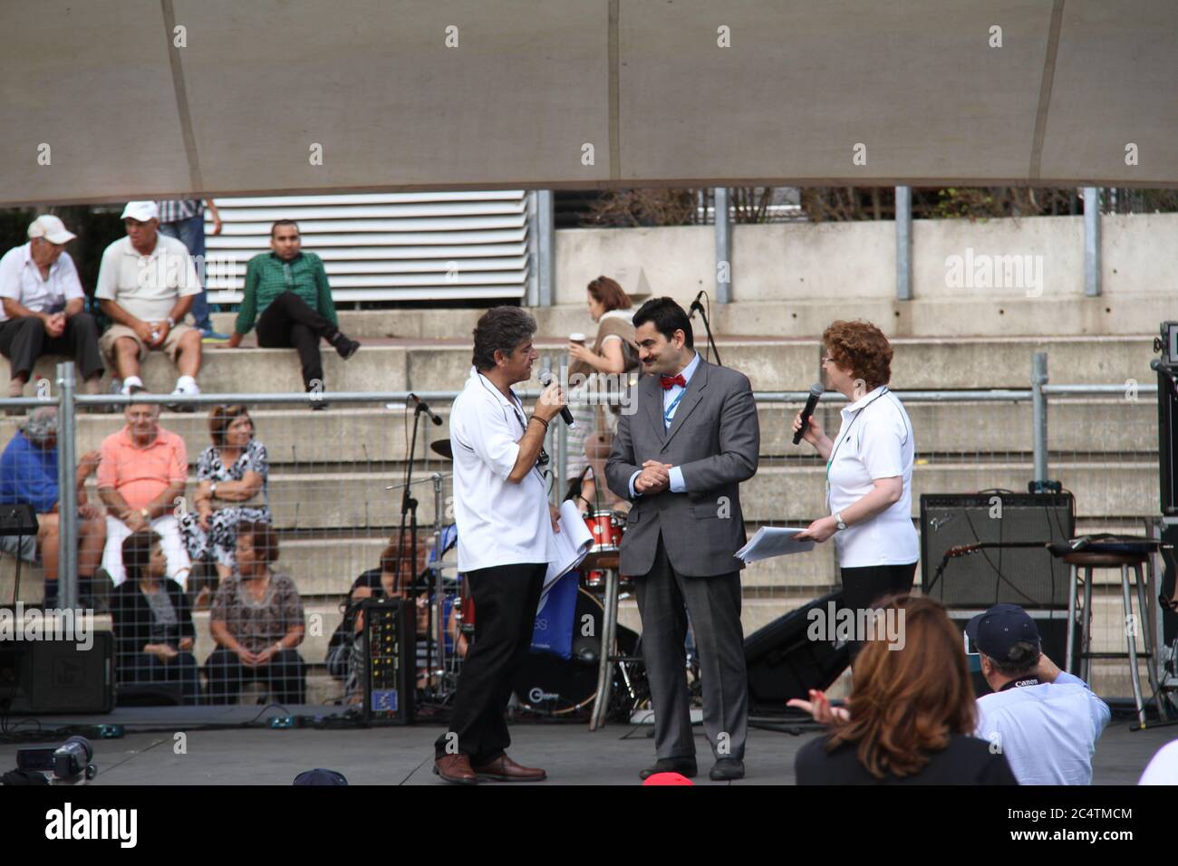 Stavros Kyrimis Generalkonsulat von Griechenland Sydney wird auf der Hauptbühne beim 32. Griechischen Festival von Sydney im Tumbalong Park, Darling Ha, interviewt Stockfoto