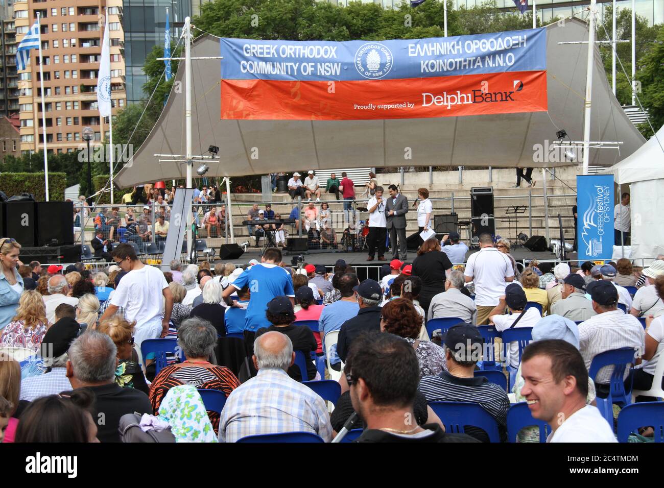 Stavros Kyrimis Generalkonsulat von Griechenland Sydney wird auf der Hauptbühne beim 32. Griechischen Festival von Sydney im Tumbalong Park, Darling Ha, interviewt Stockfoto