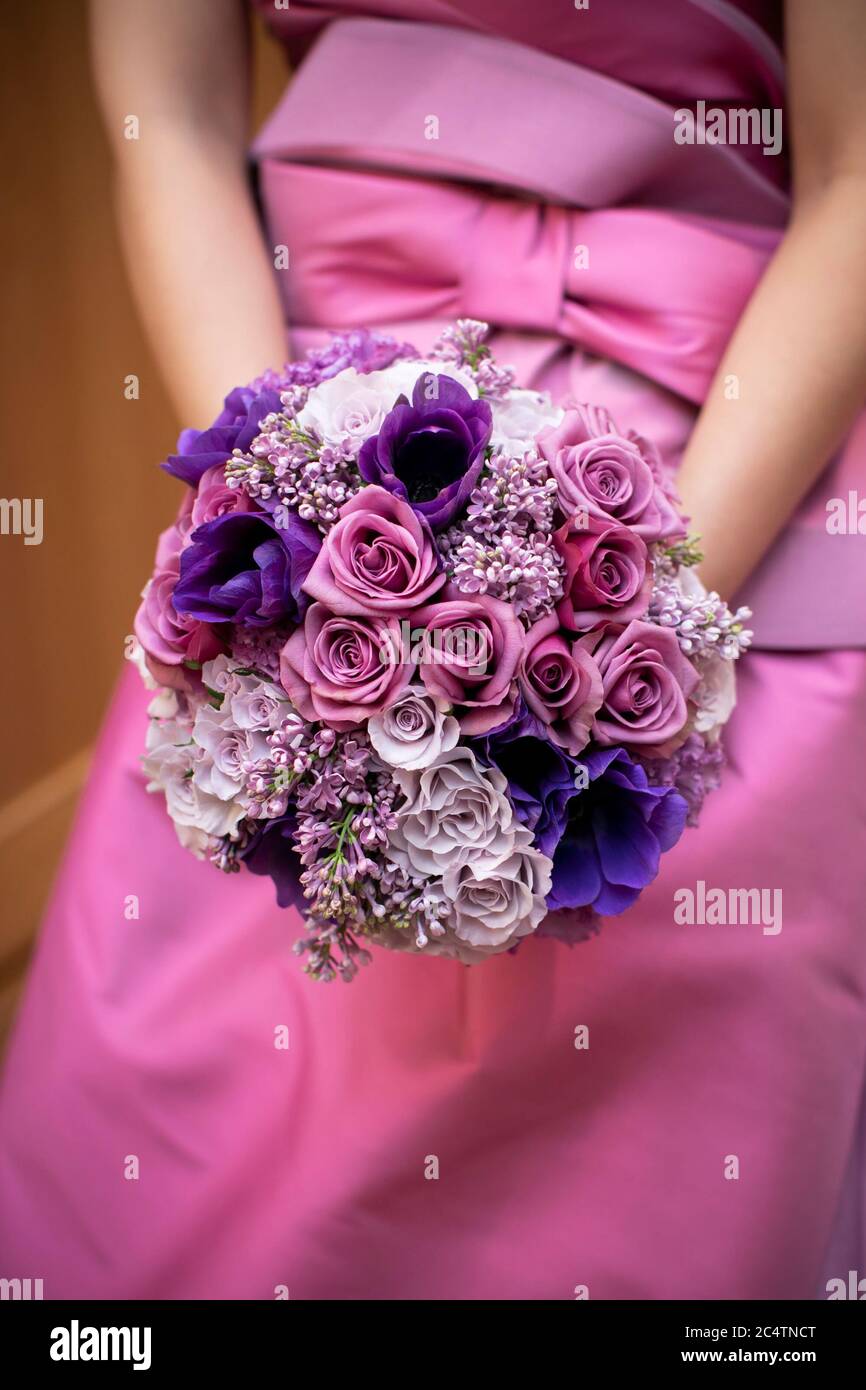 Bride Holding bouquet Stockfoto