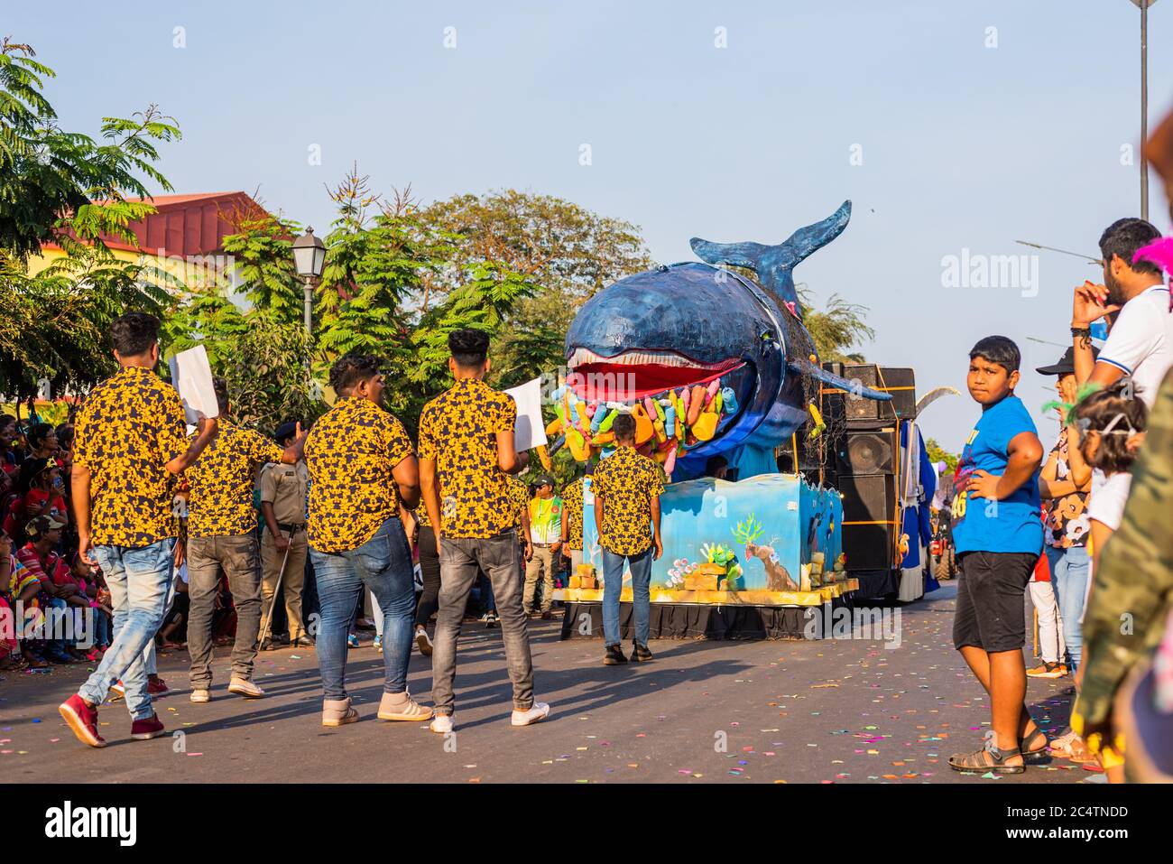 GOA, INDIEN - 23. Feb 2020: Margao,Goa/Indien- 23 2020. Feb: Festwagen und Figuren während der Karnevalsfeiern in Goa, Indien/ Touristenbesichtigen Stockfoto
