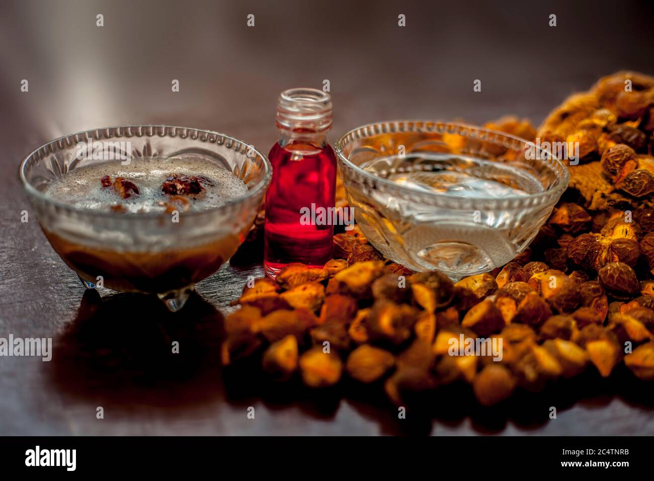 Nahaufnahme von DIY Shampoo zu Hause in einer Glasschale bestehend aus einigen Soapnut ell gemischt mit ätherischem Öl, Wasser und etwas Wasser gemacht. Stockfoto