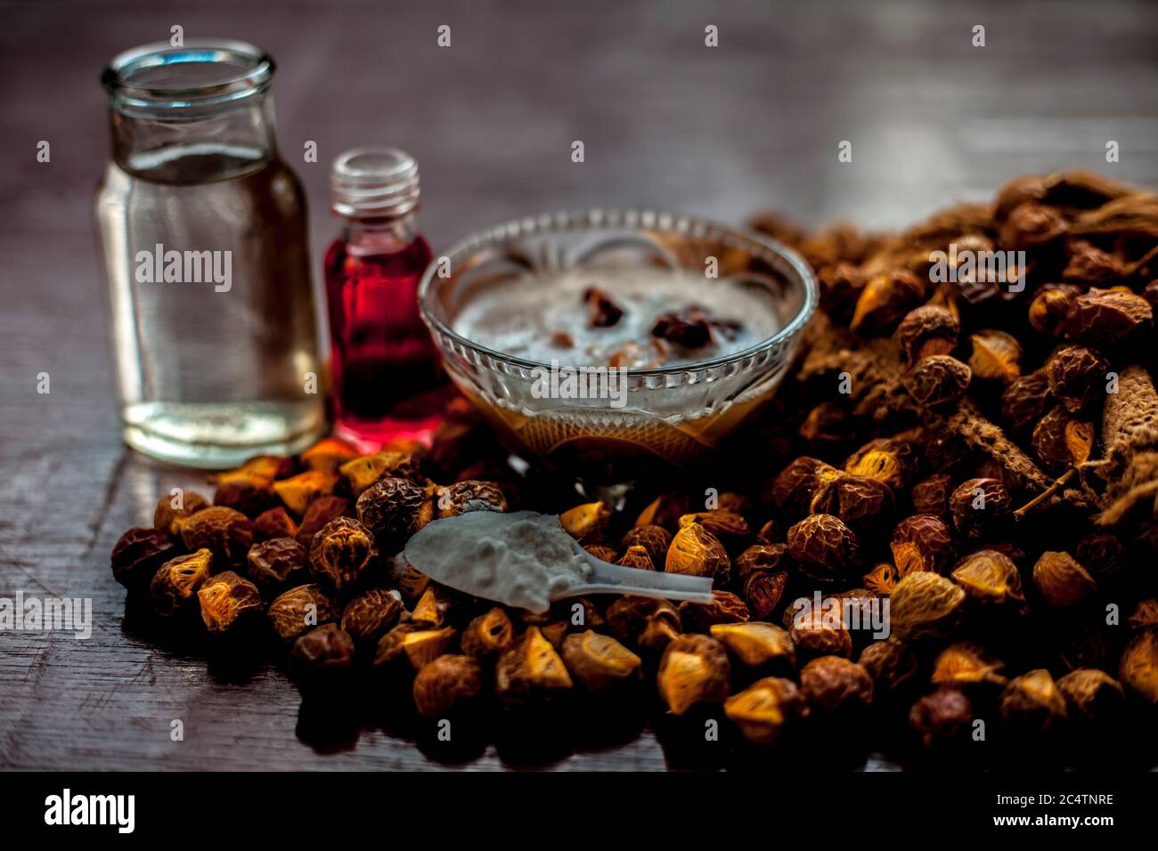 Nahaufnahme von DIY Shampoo zu Hause in einer Glasschale bestehend aus einigen Soapnut ell gemischt mit ätherischem Öl, Wasser und etwas Wasser gemacht. Stockfoto