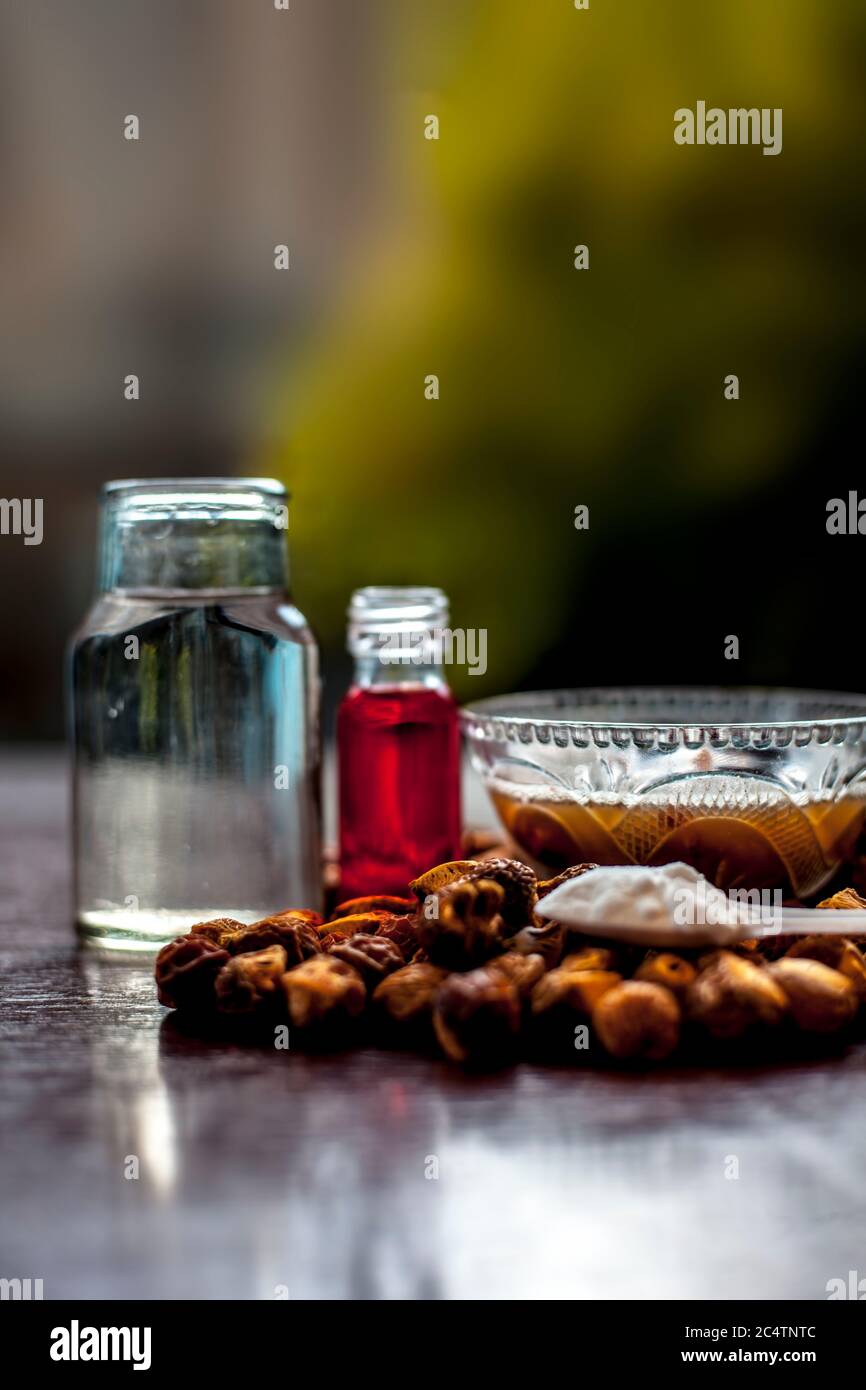 Nahaufnahme von DIY Shampoo zu Hause in einer Glasschale bestehend aus einigen Soapnut ell gemischt mit ätherischem Öl, Wasser und etwas Wasser gemacht. Stockfoto