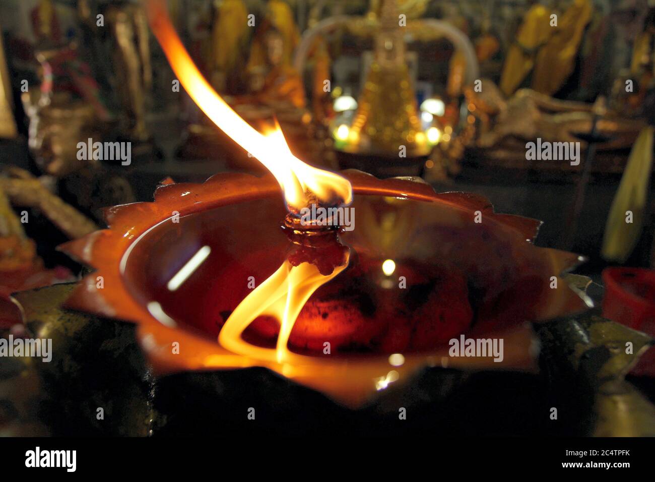 Ein Öldocht brennt am Wat Pa Sawang Boon Tempel mit 500 goldenen Pagoden in Saraburi.der heilige buddhistische Ort der Anbetung ist 110 km nördlich von Bangkok, der Tempel wurde 1624 gebaut. Stockfoto