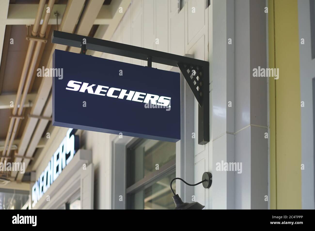 Samut Prakan, Thailand - 13. Juni 2020: Logo der Skechers im Central Village, Samut Prakan, Thailand. Ein amerikanischer Lifestyle- und Schuhhersteller, gefunden Stockfoto