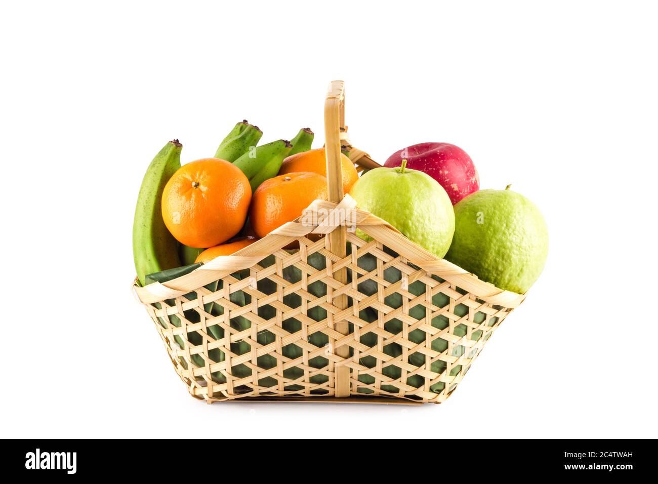 Orange, Guava, Banane und Apfel in Weidenkorb auf weißem Hintergrund Obst Gesundheit Lebensmittel isoliert Stockfoto