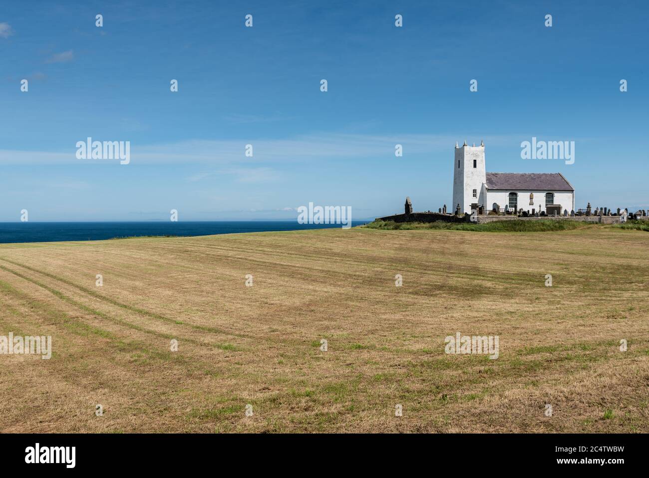 Ballintoy, Nordirland- 20. Jun 2020:die alte Kirche von Ballintoy of Ireland an der Antrim Küste in Nordirland, umgeben von einer alten Kirche Stockfoto