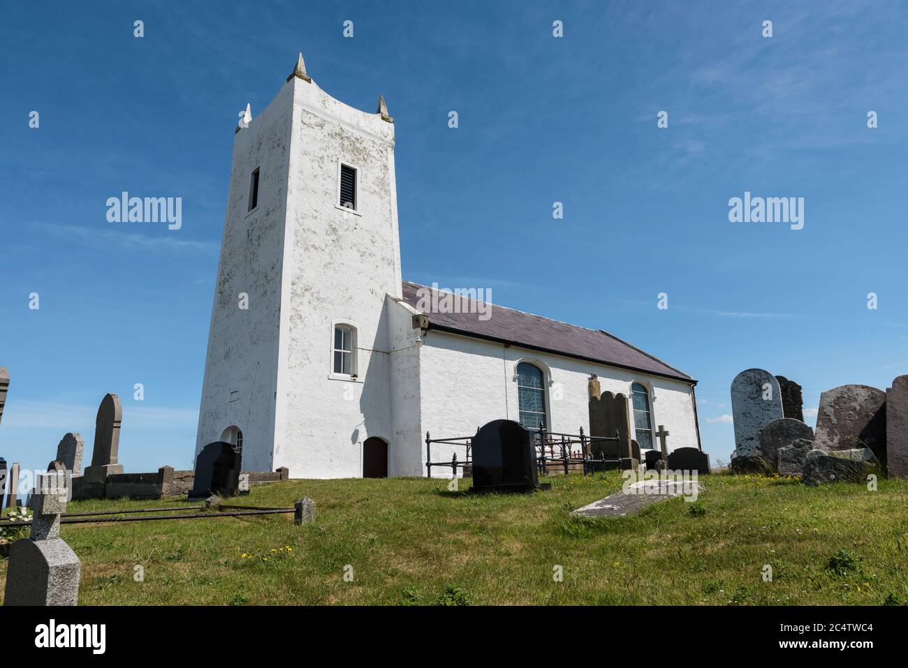 Ballintoy, Nordirland- 20. Jun 2020:die alte Kirche von Ballintoy of Ireland an der Antrim Küste in Nordirland, umgeben von einer alten Kirche Stockfoto