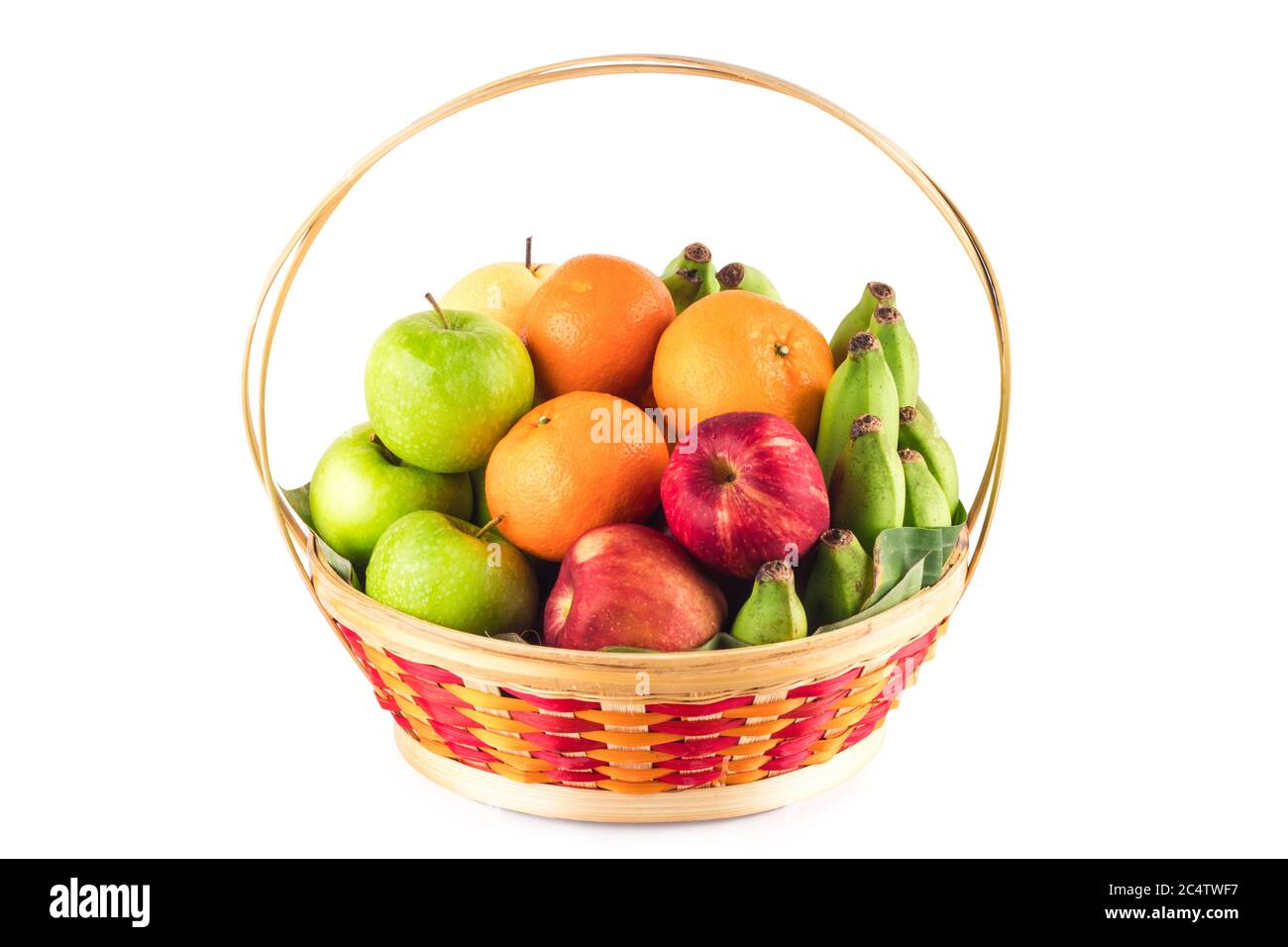 Frische Orange, chinesische Birne, Banane, grüner Apfel und roter Apfel in Bambus Weidenkorb auf weißem Hintergrund Obst Gesundheit Lebensmittel isoliert Stockfoto