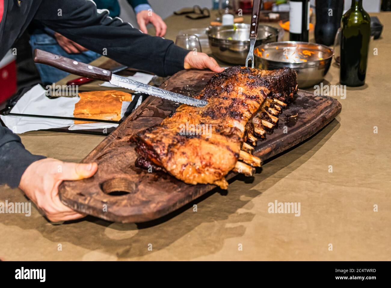 Parrillada' Argentinischer Grill auf Live-Kohle (keine Flamme), Rindfleisch  'Asado', Brot, 'Chorizo' und gegrillte Rippchen mit einem heißen Rack,  Nahaufnahme, Fokus se Stockfotografie - Alamy