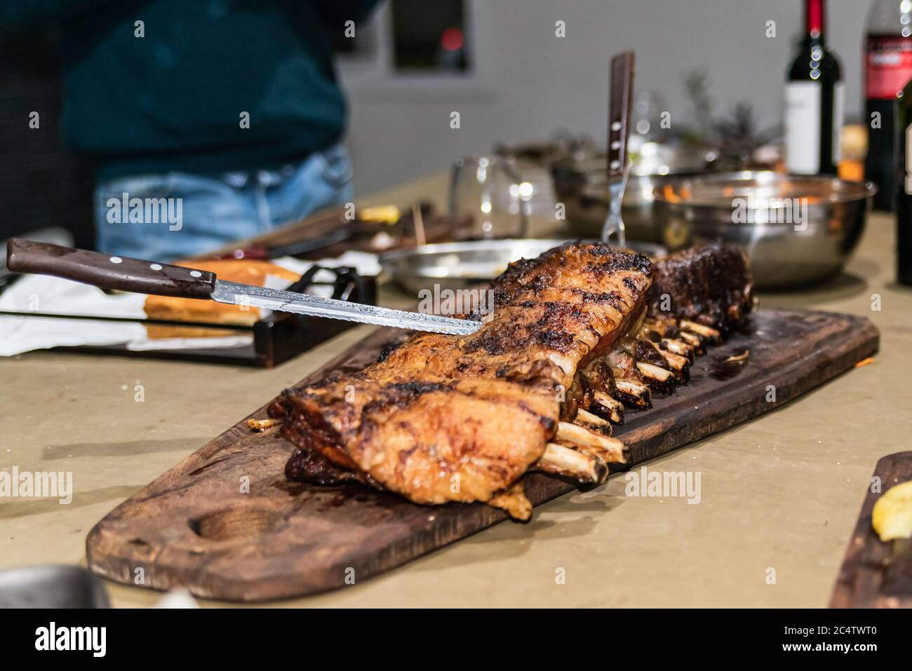 'Parrillada' Argentinischer Grill auf Live-Kohle (keine Flamme), Rindfleisch 'Asado', Brot, 'Chorizo' und gegrillte Rippchen mit einem heißen Rack, Nahaufnahme, Fokus se Stockfoto