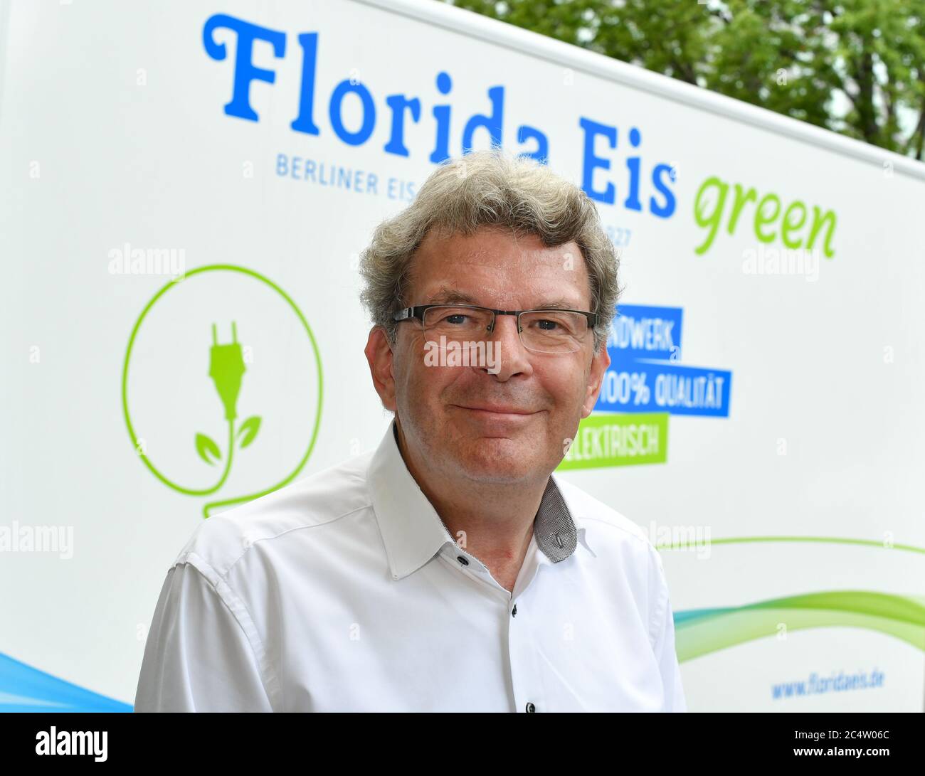 Berlin, Deutschland. Juni 2020. Olaf Höhn, Inhaber der Florida Eis Manufaktur, bei einer Presseveranstaltung zum Thema CO2-freie Lieferung. Florida Eis hat die erste CO2-neutrale Eisproduktion in Deutschland etabliert. Quelle: Jens Kalaene/dpa-Zentralbild/ZB/dpa/Alamy Live News Stockfoto