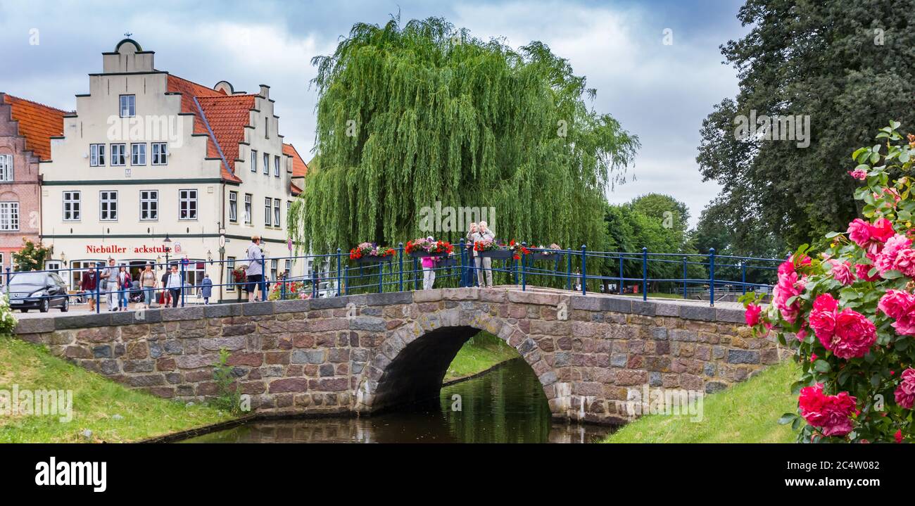 Panorama einer Brücke und Blumen am Kanal in Friedrichstadt Stockfoto