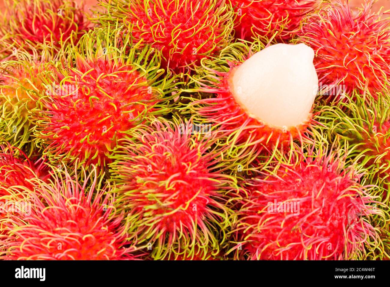 Rote Rambutan süß lecker auf Hintergrund gesunde Rambutan tropische Früchte Essen isoliert Stockfoto