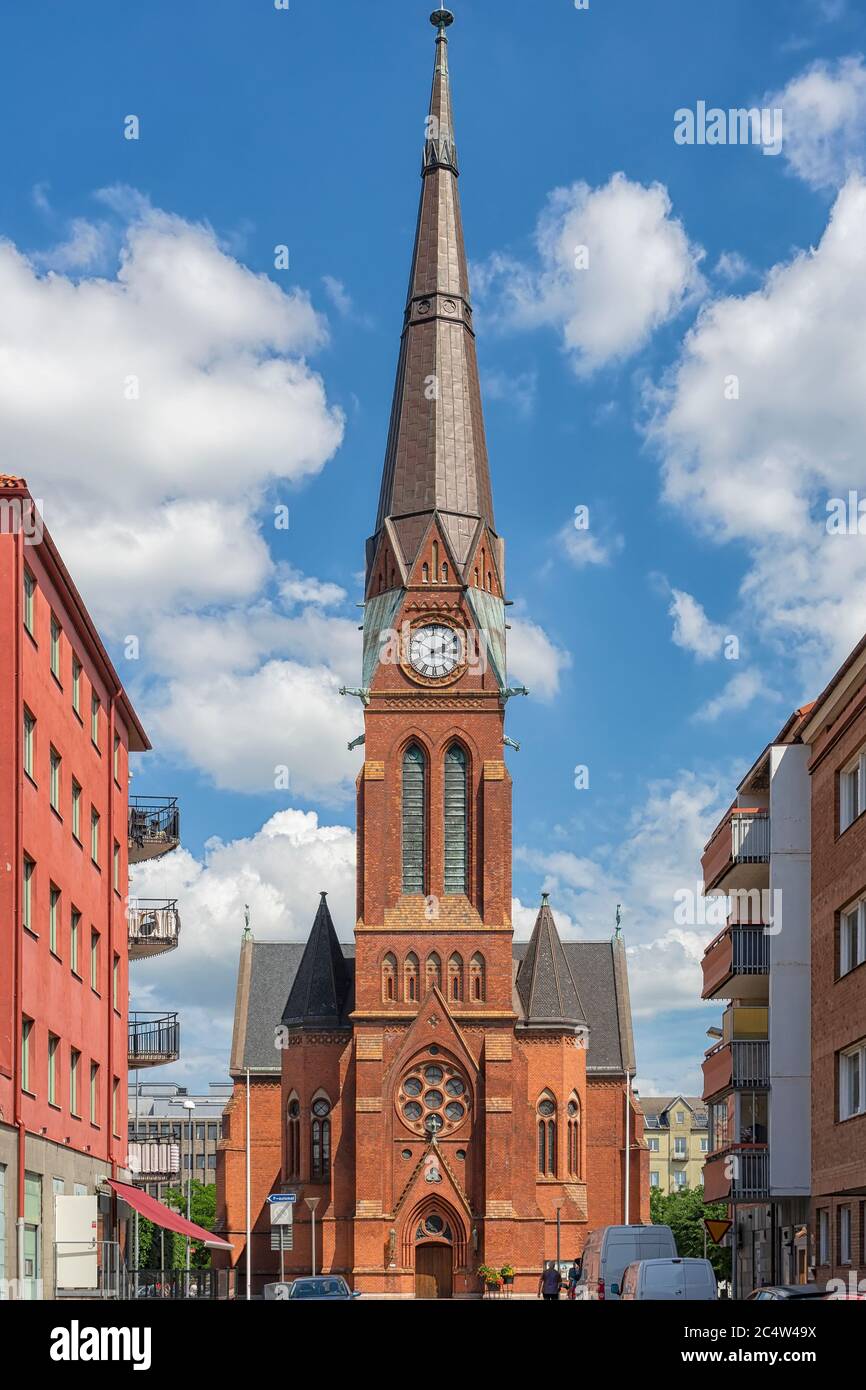 Die Gustav Adolf Kirche dominiert den gleichnamigen Platz im Süden Helsingborgs in Schweden. Stockfoto