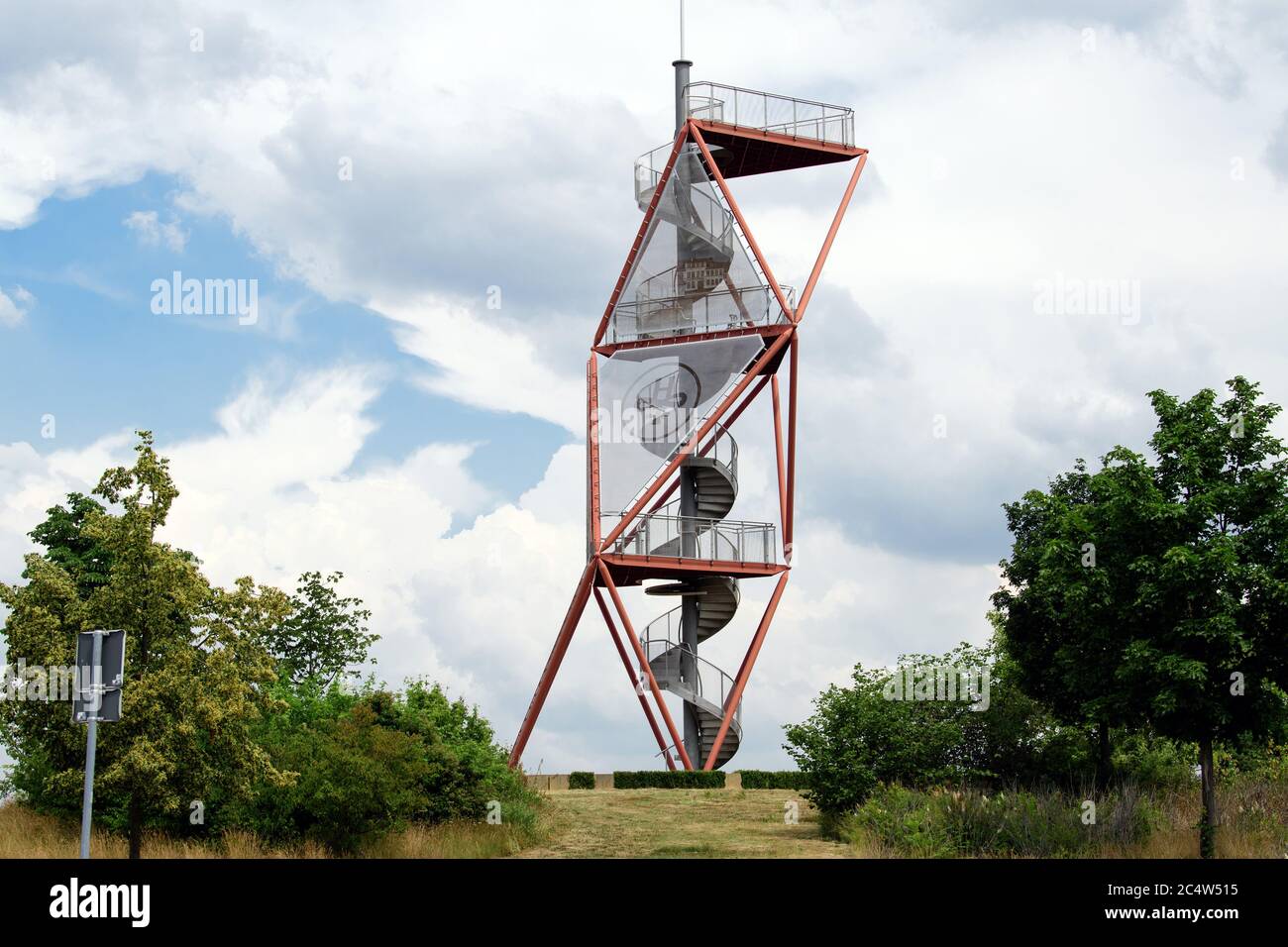 26. Juni 2020, Brandenburg, Spremberg/OT Haidemühl: Der Aussichtsturm im Bezirk Haidemühl im Bezirk Spree-Neisse. Die obere Aussichtsplattform des 2006 erbauten Turms ist 18 Meter hoch und über 90 Stufen erreichbar. Foto: Soeren Sache/dpa-Zentralbild/ZB Stockfoto