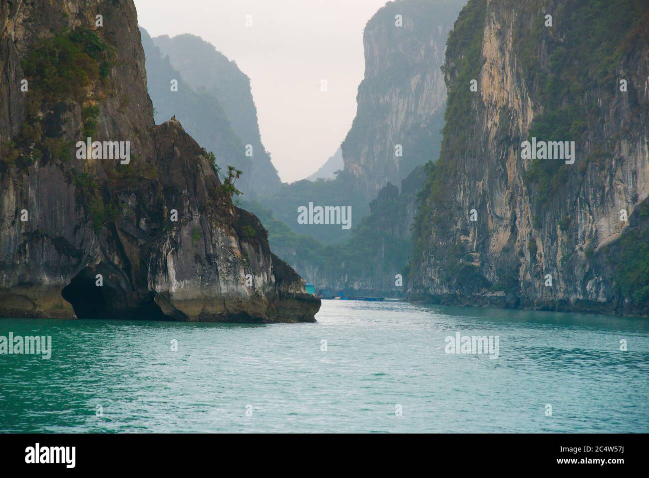 Landschaftlich Reizvolle Landschaft An Der Ha Long Bay In Vietnam Stockfoto