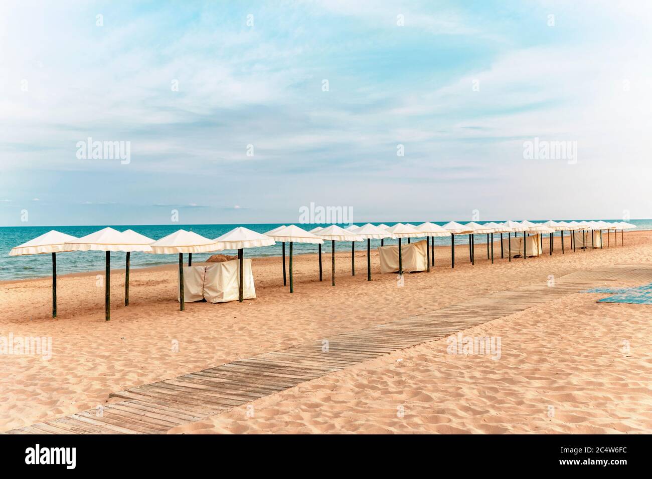 Einschränkungen am Strand, um Ansteckung zu verhindern. Guardamar, Alicante, Spanien Stockfoto