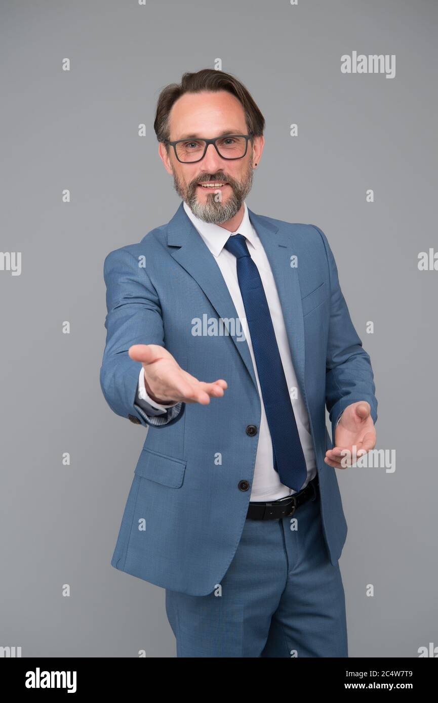 Hier ist, was Sie brauchen. Gutaussehender, selbstbewusster Geschäftsmann. Intelligenter Mann mit Brille. Intelligent und intelligent. Mann mit Bart und Brille. Redner Geschäftsmann. Präsentation der Konferenz. Stockfoto