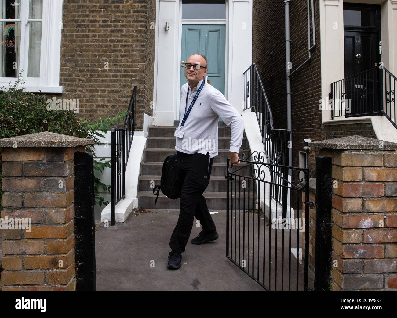 London, Großbritannien. Juni 2020. Dominic Cummings, Boris Johnsons Chefberater, verlässt sein Haus, um zur Downing Street zu gehen. Quelle: Tommy London/Alamy Live News Stockfoto