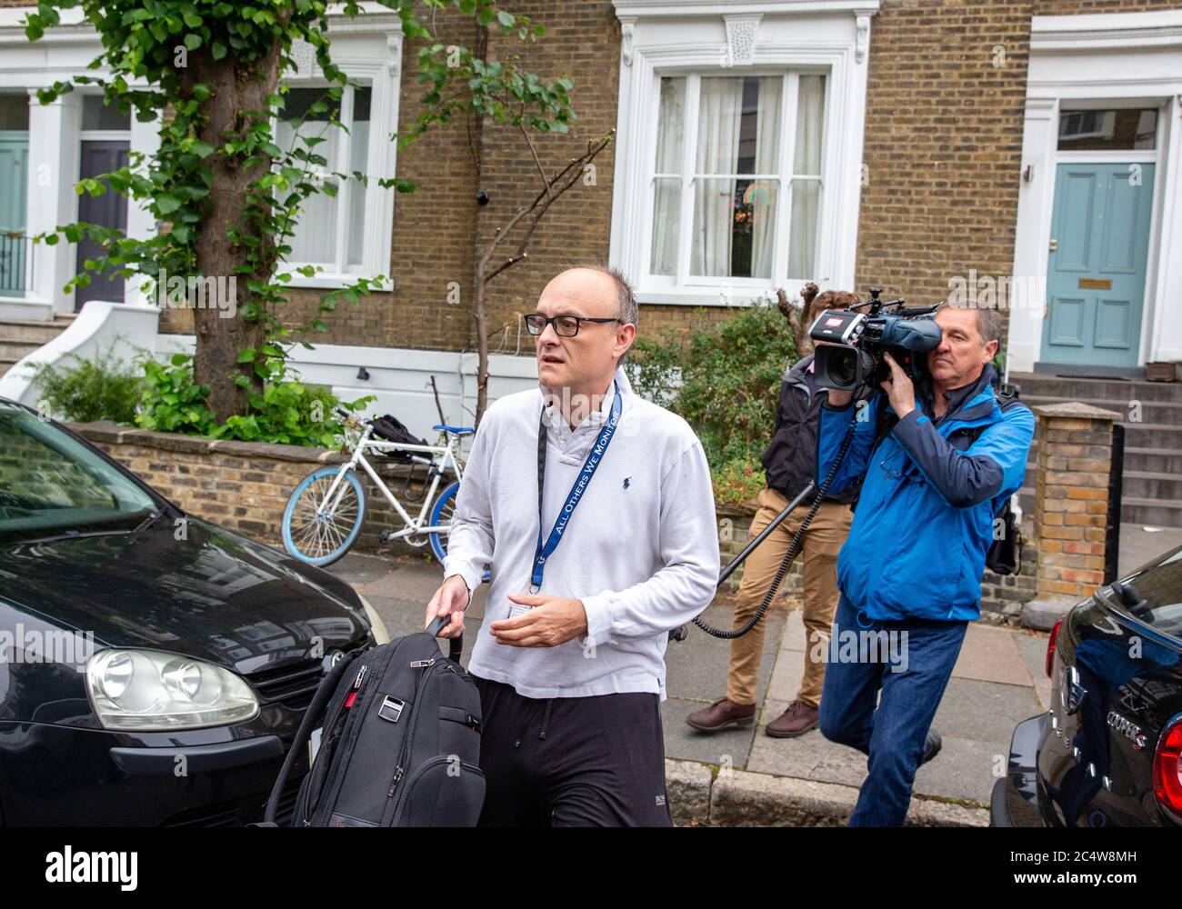 London, Großbritannien. Juni 2020. Dominic Cummings, Boris Johnsons Chefberater, verlässt sein Haus, um zur Downing Street zu gehen. Quelle: Tommy London/Alamy Live News Stockfoto