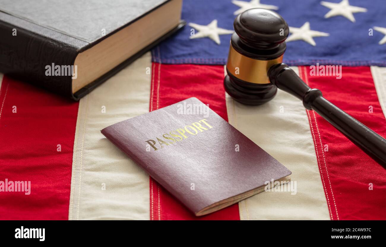 Paß- und Richtergavel auf USA-Flagge Hintergrund, Nahaufnahme. Immigration, United States of America Visa-Konzept Stockfoto