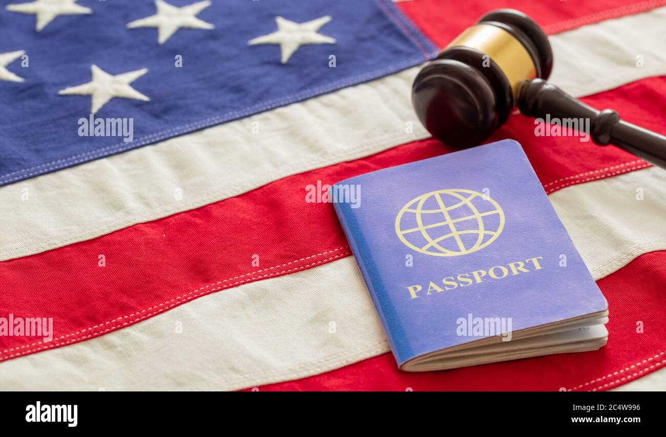 Blauer Reisepass und Richtergavel auf USA Flagge Hintergrund, Nahaufnahme. Immigration, United States of America Visa-Konzept Stockfoto