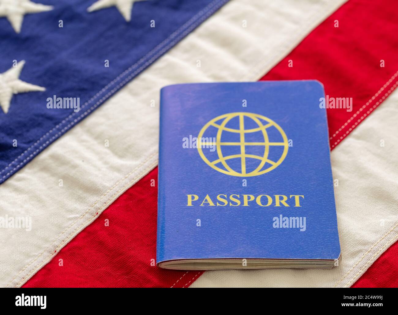 Blauer Reisepass auf USA Flagge Hintergrund, Nahaufnahme. Immigration, United States of America Visa-Konzept Stockfoto