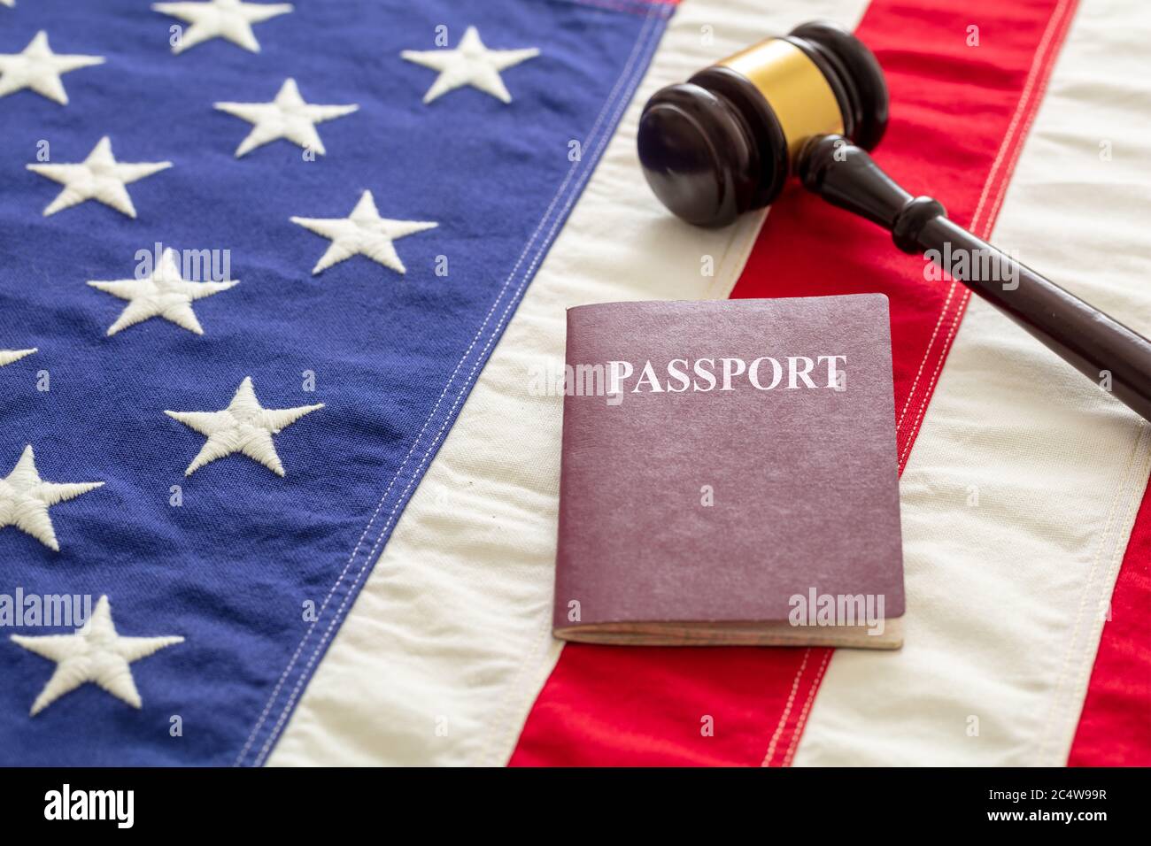 Paß- und Richtergavel auf USA-Flagge Hintergrund, Nahaufnahme. Immigration, United States of America Visa-Konzept Stockfoto