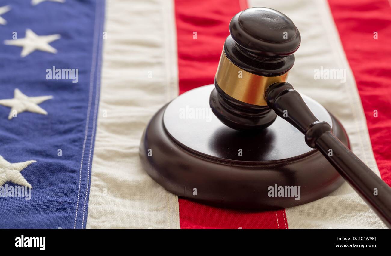Richter oder Auktion Gavel auf United States of America Flagge Hintergrund. Justiz und Recht in USA Konzept Stockfoto