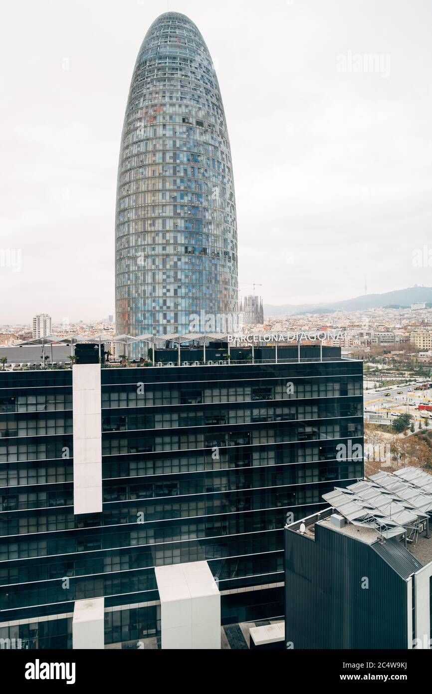Barcelona, Spanien - 15. Dezember 2019: Agbar Tower - ein moderner 34-stöckiger Wolkenkratzer an der Diagonal Avenue 211, Barcelona, Katalonien an der Grenze des Neuen Stockfoto