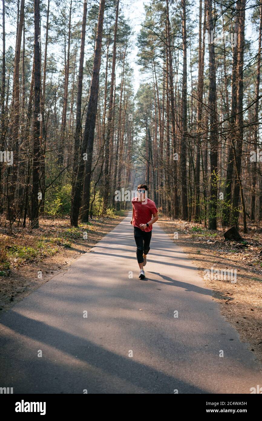 Schöner junger Mann im Park, Joggen im Park Stockfoto